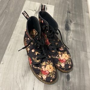 Dr. Marten’s Air Wair Black Flower Black Boots US8